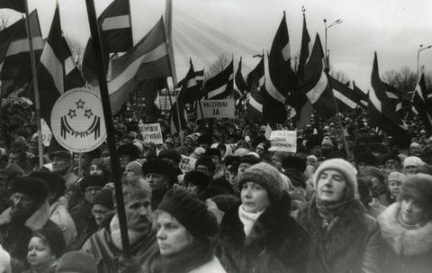 Vislatvijas manifestācija... Autors: funnygossip Barikādes.