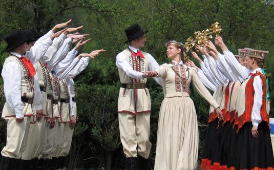 Autors: integree Latviešu tautas dejas.