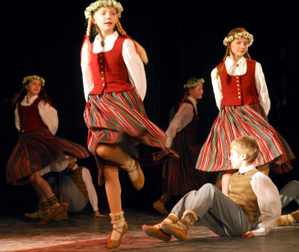 Autors: integree Latviešu tautas dejas.