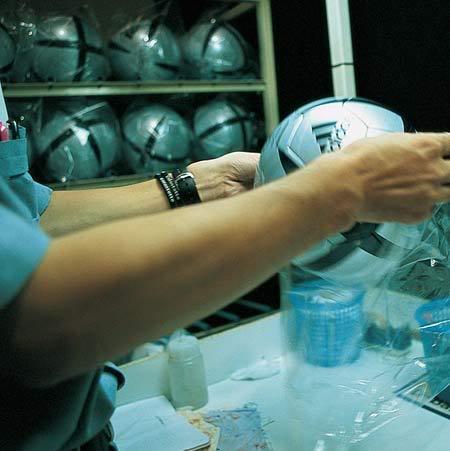 Autors: kreksss Kā ražo Adidas bumbas.