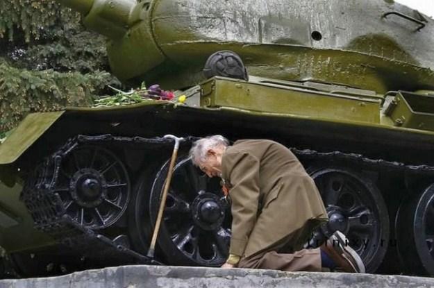 Krievu kara veterāns metas... Autors: Mūsdienu domātājs 40 spēcīgākās jebkad uzņemtās fotogrāfijas