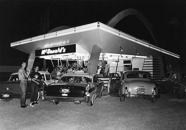 Autors: Khalifa Pirmais McDonald's restorāns
