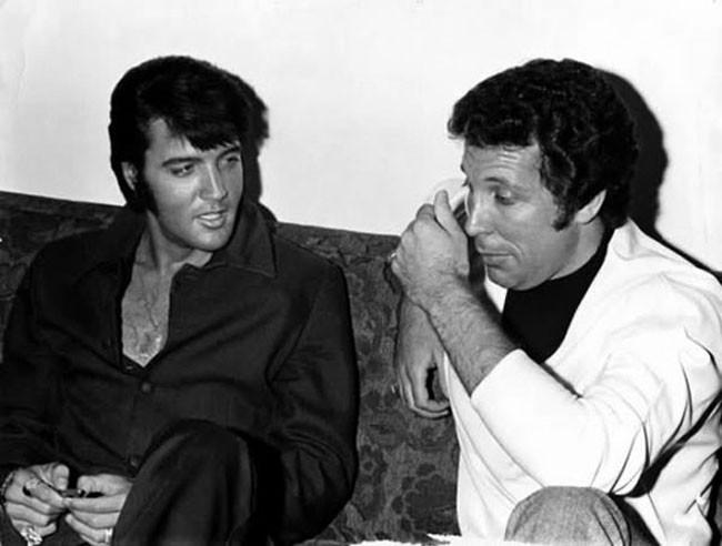 Elviss Preslijs un Toms Džons Autors: Uldis Siemīte 33 veco laiku slavenību fotogrāfijas par kurām tu nenojauti.