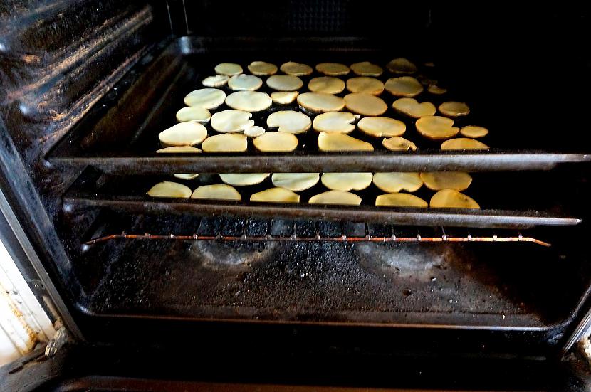 Saliek visu dukafkā un liek... Autors: andackaa Čipsi mājas gaumē. /Made in home/