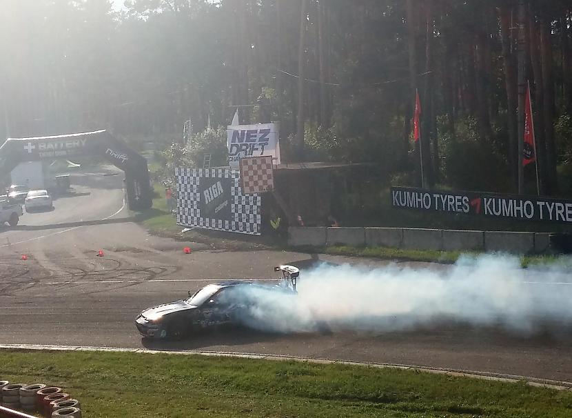 Vēl kāds no kvalifikācijas... Autors: Fosilija NEZ PRO drifta 3.posms un Latvijas drifta čempja 6. posms