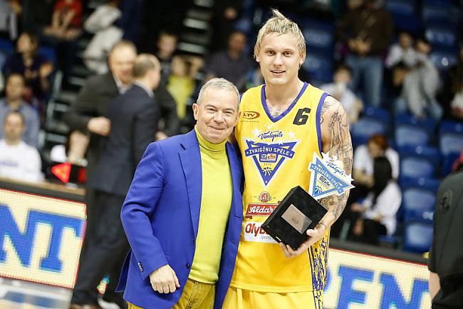 Jānis Timma ar MVP kausu... Autors: Heroīns14 Jānis Timma.