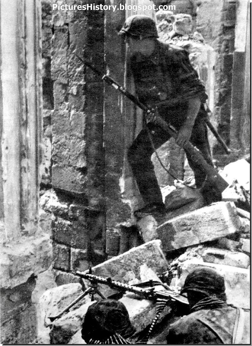 Waffen SS karavīri pozīcijā... Autors: DamnRiga Retas vēsturiskas fotogrāfijas. Otrā daļa.