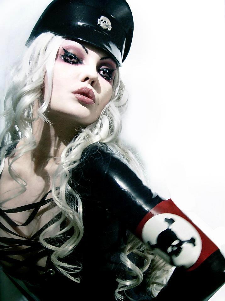 Autors: infectedgrrl Red Queen (ex Demona Mortiss)