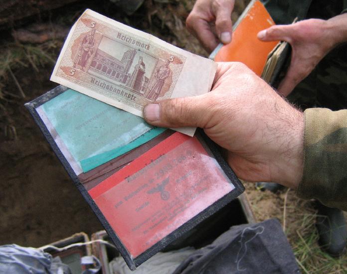 Viņi atrada Vācu Reihmarkas... Autors: Ļurbaks Krievijas mežos atrod vecu metāla kasti, kas ierakta dubļos.