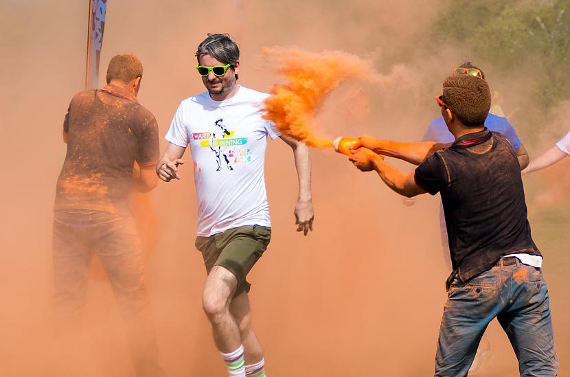 Autors: ugnotbug Color Me Rad UK - piecu kilometru skrējiens dzīves izkrāsošanai!