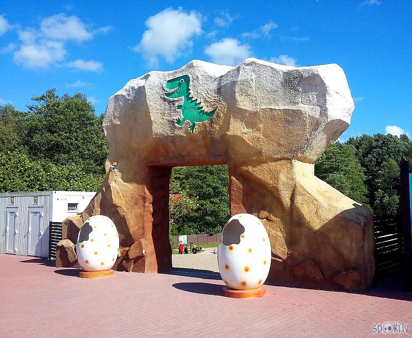 Ieejas vārti aiz kuriem... Autors: Huskijs3 Lietuva - Dino parkas!