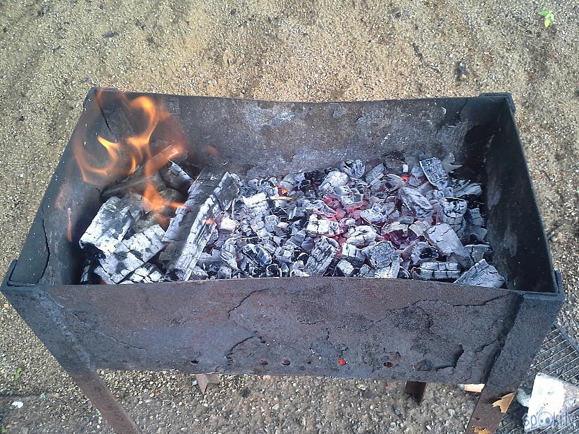 Sakārtojam grilā ogles Autors: Fliks Sulīgākais šašliks ever