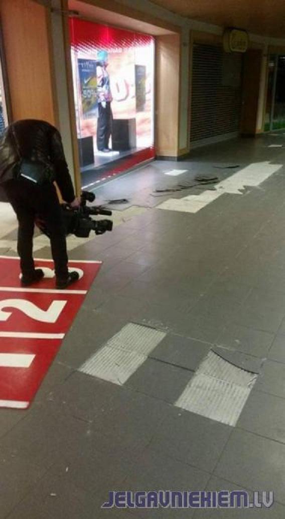 Tikmēr tirdzniecības centra... Autors: LordsX Maxima Jelgavā vairs nebrūk