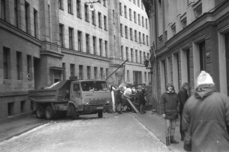 Autors: 100 A 30 emocionāli kadri no 1991. gada barikādēm. Tās ir mūsu atmiņas.