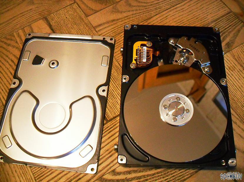 skrūves atskrūvētas vāks... Autors: Grey Wolf Kas "lācītim vēderā" jeb jaucam ārā HDD