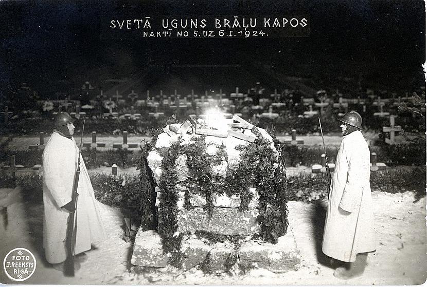Pirmie apbedījumi scaroneit... Autors: GargantijA Brāļu kapu četras ugunis