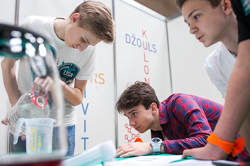 Nometne kā konkursa galvenā... Autors: jacky Dažas dienas, lai pieteiktos fizikas erudīcijas konkursam “FIZMIX Eksperiments"