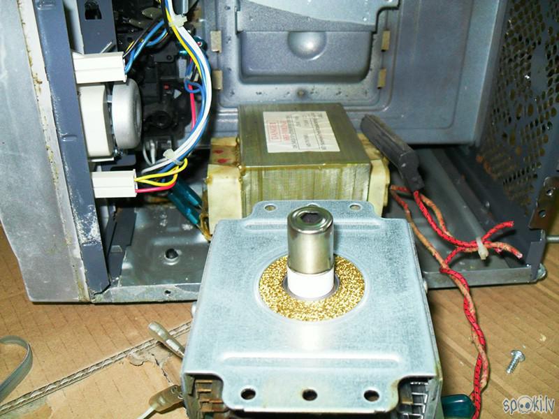Tiek noskrūvēts magnetrons Autors: Grey Wolf Kas "lācītim vēderā" jeb jaucam ārā mikroviļņu krāsni.