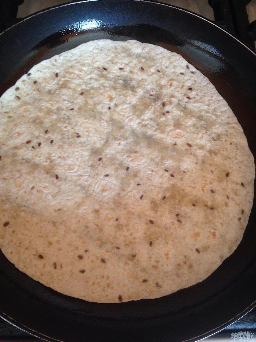 Apcepjam tortiljas uz pannas Autors: Charged Ideja uzkodām.