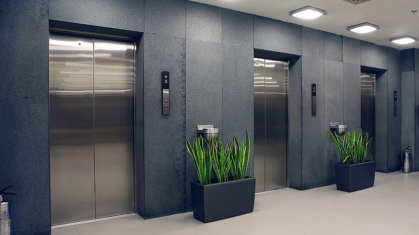 Krītoscaronā liftā jāpalecas... Autors: Artefakts Vai palecoties krītošā liftā var izglābties?
