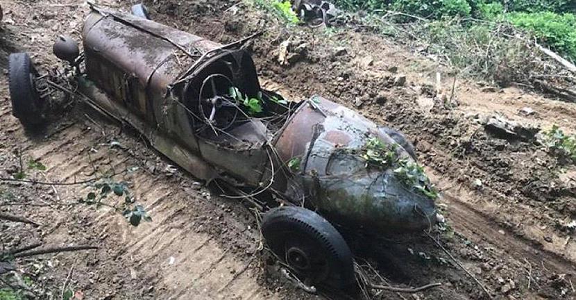 Vēl viens interesants... Autors: pyrathe Nojaucot māju ASV, atrod 10 pirmskara automobiļus