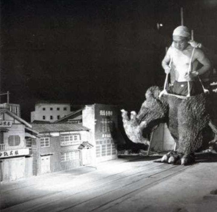 Godzilla vairs neizskatās... Autors: Bobby Tarantino Aizkadru bildes, kuras sabojā filmu maģiju!