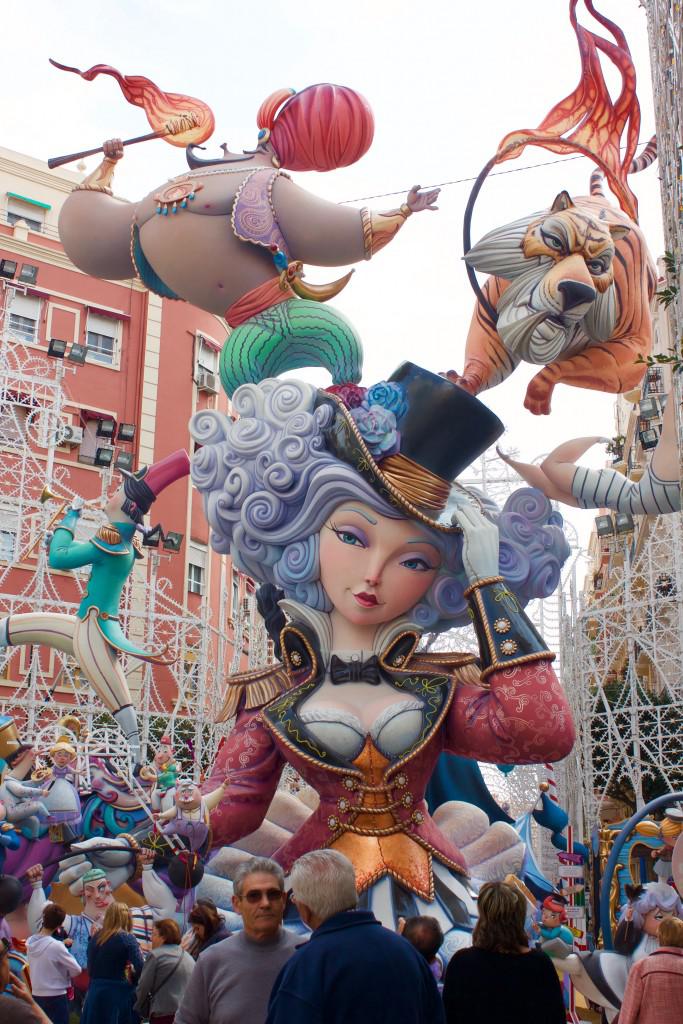 Las Fallas laikā pilsēta... Autors: Le eel Ugunīga pavasara sagaidīšana