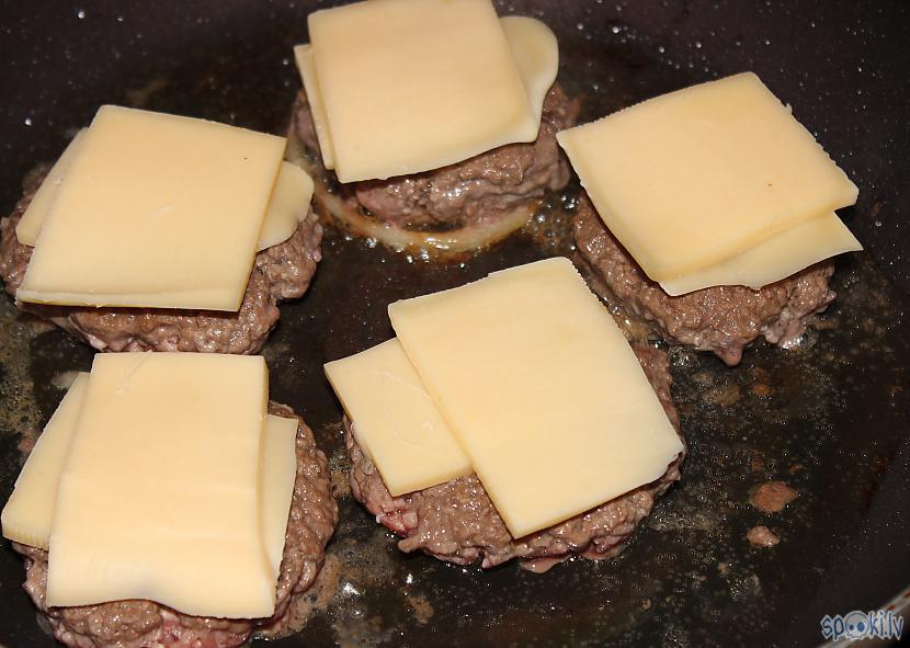 Kamēr vēl burgera kotletes... Autors: Werkis2 Werkis gatavo Sier-Burgeru