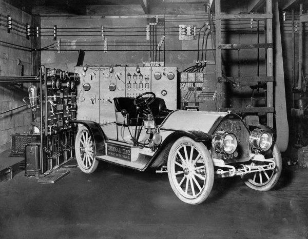1910gads Daži uzņēmīgākie... Autors: GargantijA Retro elegance – elektromobilis