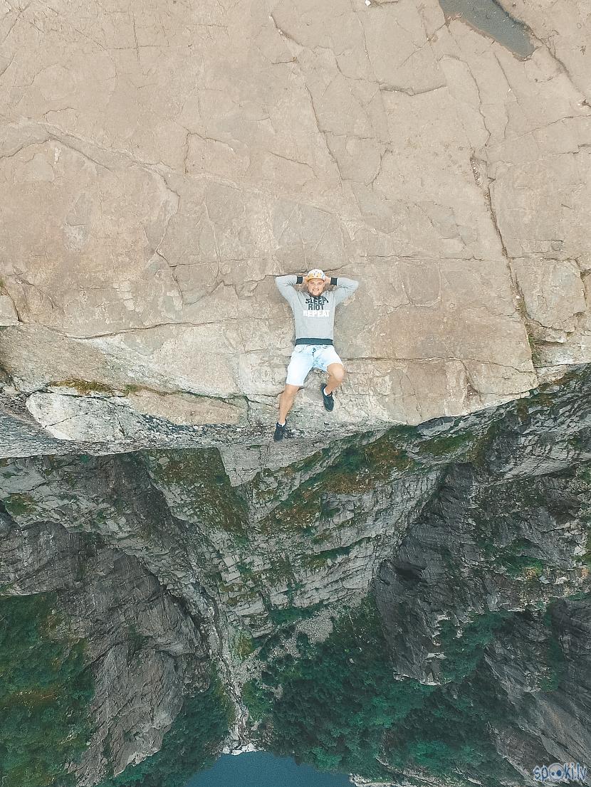 DCIM101MEDIADJI0017JPG Autors: ApskatsTV Norvēģijas iespaidīgā klints - Preikestolen.