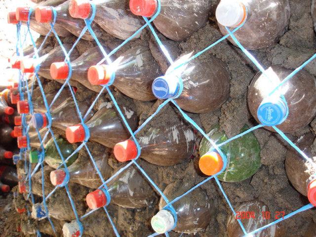 Autors: es tēvocis Māja, kas celta no plastmasas pudelēm