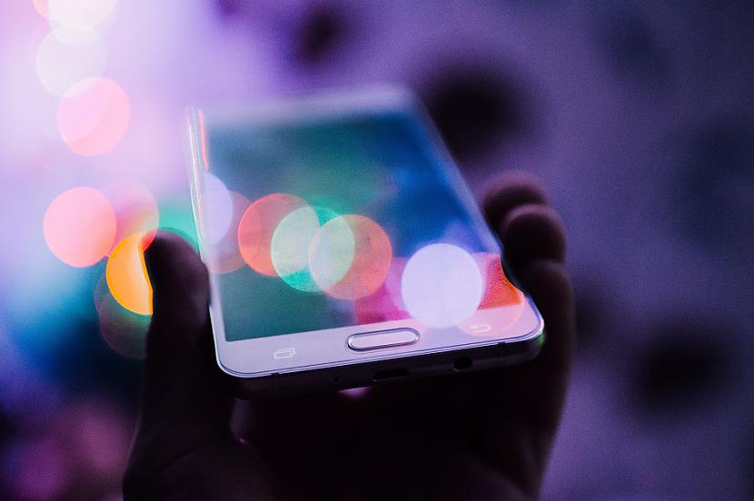 nbspTavs mobilais telefons... Autors: Lestets Sazvērestības teorijas, kas izrādījās patiesas