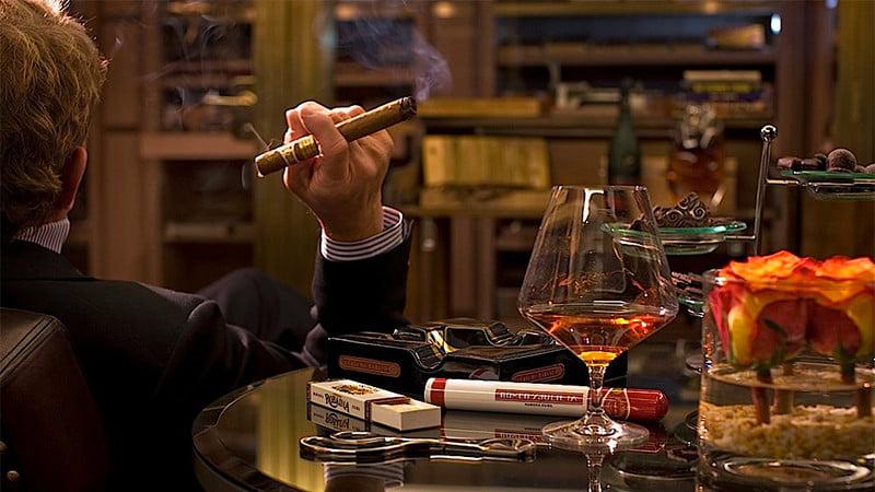 5 Turi tuvumā saldumusViens... Autors: Spocmenc Kā smēķēt cigāru (lai pēc tam nevemtu)?