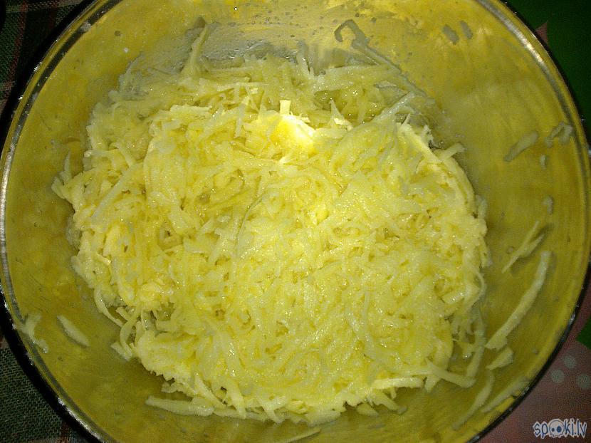 Vispirms to sīpolu sarīvē... Autors: ezkins Kā vistiņa pie kažoka tika