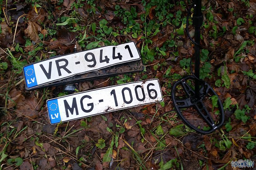Atradu divus auto numurus... Autors: pyrathe Pastaiga ar metāla detektoru pa lielajām peļķēm