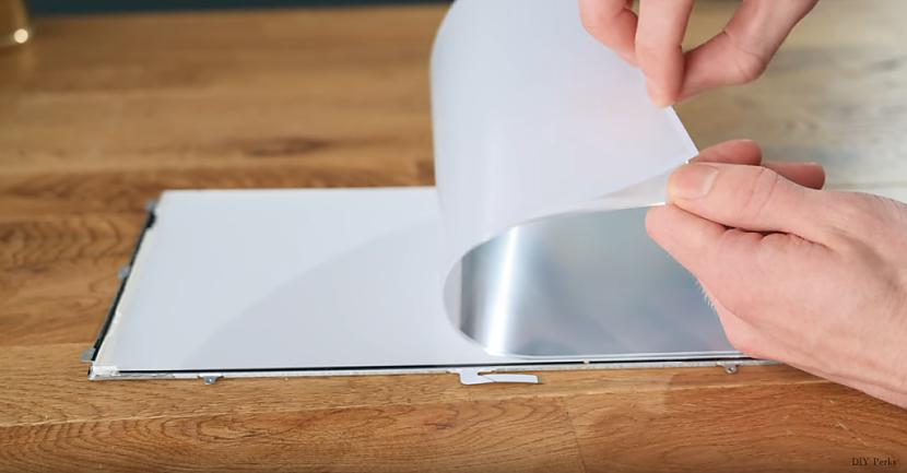 Zem tumscaronā LCD ekrāna... Autors: Datuvelv Lietas, ko var izgatavot no veca klēpjdatora ekrāna