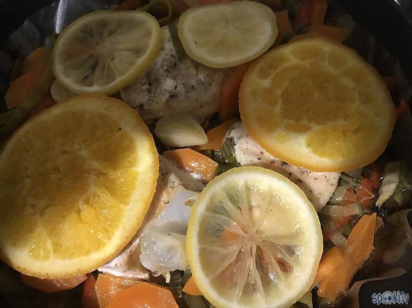Kas par aromātu piepildīja... Autors: ezkins Zivs dārzeņu ielenkumā