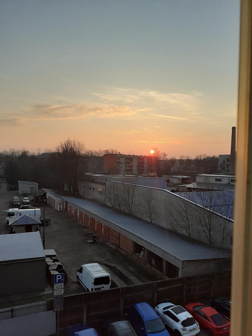 Saullēkts no lodžijas Autors: Drakonvīrs Pilnmēness plkst 4 - 4.30, un saullēkts...