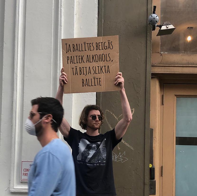 Autors: Dzerbudists Latviešiem saprotami piketu plakāti