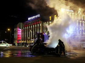VIDEO:Rīgas centrā aizdegās automašīna