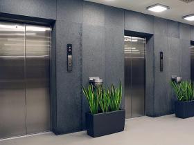 Vai palecoties krītošā liftā var izglābties?