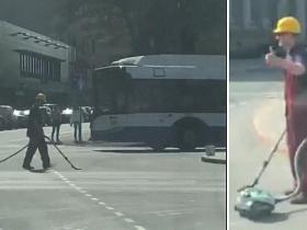 Kamēr Rīgā valda haoss, tikmēr ielas tīra ar putekļu sūcēju