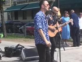Pamanīti: «Prāta vētra» Krievijā muzicē uz ielas