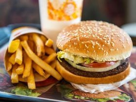 "Burger King" piedzīvo nepatīkamu brīdi, jo vegānu burgera vietā izsūta parasto