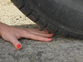 Roka pret automašīnu un vēl...